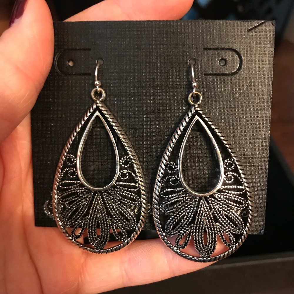 Premier Designs Dangle Earrings